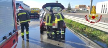 Incidente stradale sulla 106, fuoriuscita gas da auto a gpl, Vigili del Fuoco mettono in sicurezza l'area, nessun ferito grave 