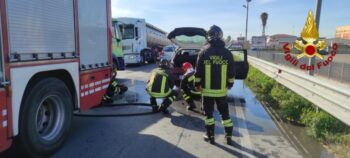 Incidente stradale sulla 106, fuoriuscita gas da auto a gpl, Vigili del Fuoco mettono in sicurezza l'area, nessun ferito grave 