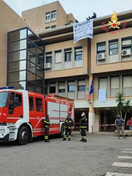 Sei persone sul tetto dell'ospedale di Corigliano per manifestare, intervento dei Vigili del Fuoco con telo gonfiabile