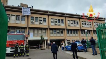 Sei persone sul tetto dell'ospedale di Corigliano per manifestare, intervento dei Vigili del Fuoco con telo gonfiabile