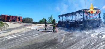 In fiamme autobus delle Ferrovie della Calabria nel cosentino