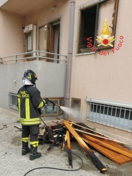 Incendio al primo piano di una palazzina nel quartiere S. Maria di Catanzaro