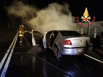 Auto va in fiamme, marito e moglie a bordo fanno in tempo a uscire