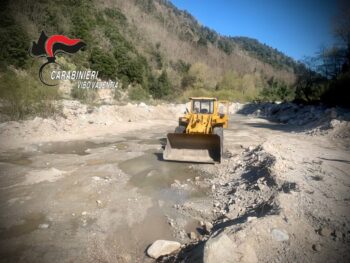 Reati ambientali, sorpreso a prelevare sabbia dal letto di un torrente, un arresto nel vibonese