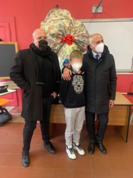 Uovo di Pasqua, offerto dall'UNAI, consegnato dal Sindaco Franz Caruso ai bambini provenienti dall'Ucraina nella scuola di via Milelli