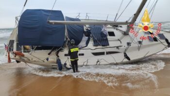 Sbarco di 70 profughi su spiaggia di Capo Colonna, anche donne e bambini - VIDEO