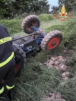 Si ribalta con il trattore nel catanzarese, muore uomo di 65 anni