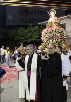 Processione San Francesco di Paola, mons. Schillaci: “Camminare insieme, gli uni accanto agli altri”