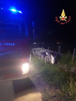 Incidente stradale nel catanzarese, auto si ribalta e finisce fuori strada, ferito giovane