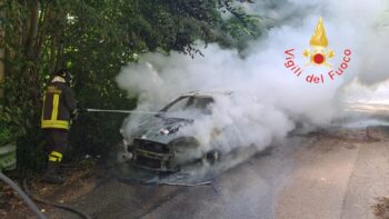 Auto in fiamme a Bucolia, due persone escono in tempo dal veicolo