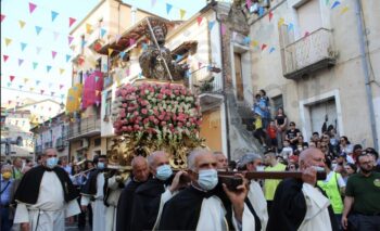 Processione San Francesco di Paola, mons. Schillaci: “Camminare insieme, gli uni accanto agli altri”