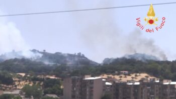 Grosso incendio a sud di Catanzaro, paura tra gli abitanti