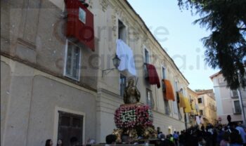 Processione San Francesco di Paola, mons. Schillaci: “Camminare insieme, gli uni accanto agli altri”