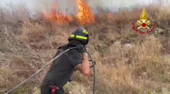 Incendi, giornata di fuoco nel territorio crotonese