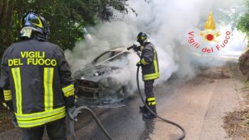 Auto in fiamme a Bucolia, due persone escono in tempo dal veicolo