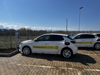 Poste Italiane, a Lamezia consegne solo con mezzi elettrici, arrivati 23 furgoni e 15 auto 