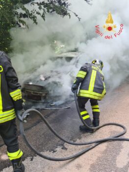 Auto in fiamme a Bucolia, due persone escono in tempo dal veicolo