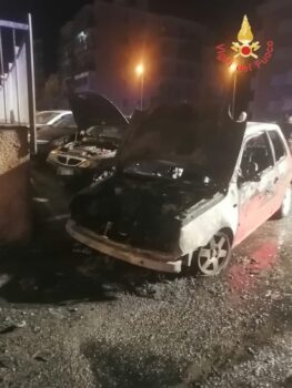 Quattro auto in fiamme a Catanzaro, attimi di panico tra gli abitanti, non si esclude ipotesi dolosa