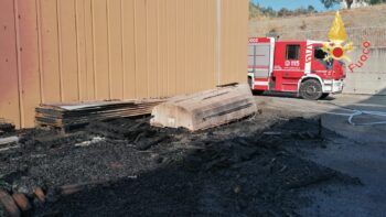 Incendio allo stabilimento Caffè Guglielmo a Copanello, si indaga sulle cause