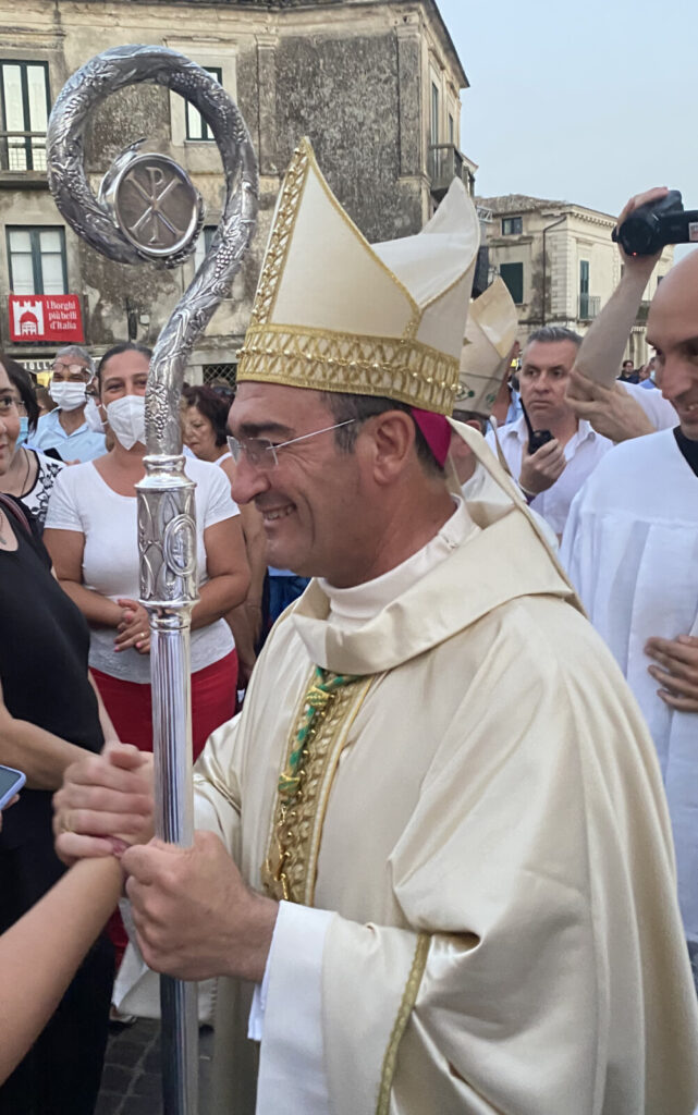 Ordinazione Mons. Parisi, Michele Affidato realizza insegne episcopali