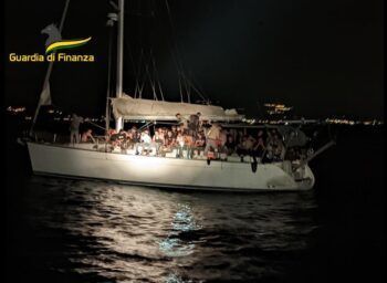 Immigrazione irregolare, intercettata a Roccella jonica imbarcazione a vela carica di migranti