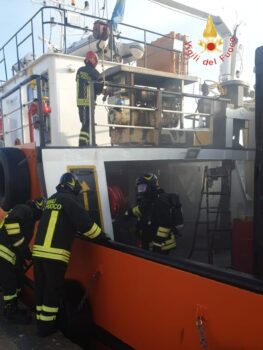 Esplode imbarcazione al Porto di Crotone, tre morti