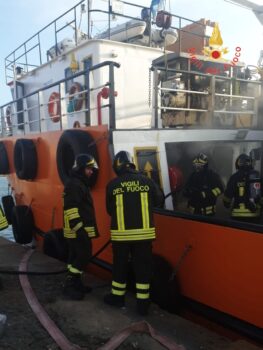 Esplode imbarcazione al Porto di Crotone, tre morti