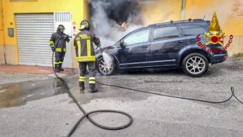 Lamezia, in fiamme auto vicino abitazioni