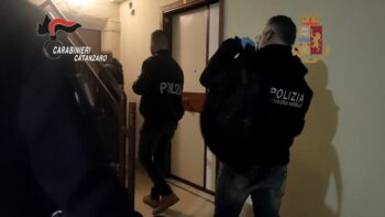 Catanzaro, 9 arresti per associazione per delinquere finalizzata a truffa, falsità in testamenti, riciclaggio ed auto riciclaggio