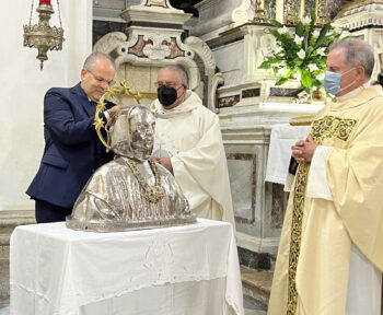 Serra San Bruno, grande festa per la posa del nuovo Stellario per il busto del santo