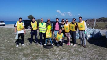 Straordinario successo per l'iniziativa "Puliamo il mondo": centinaia di ragazzi insieme per ripulire le spiagge della Costa Viola