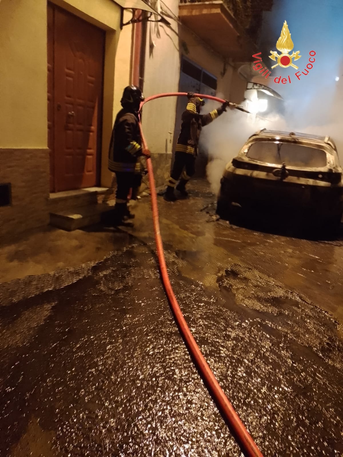 Girifalco, auto in fiamme nel centro storico, disagi per abitanti della zona