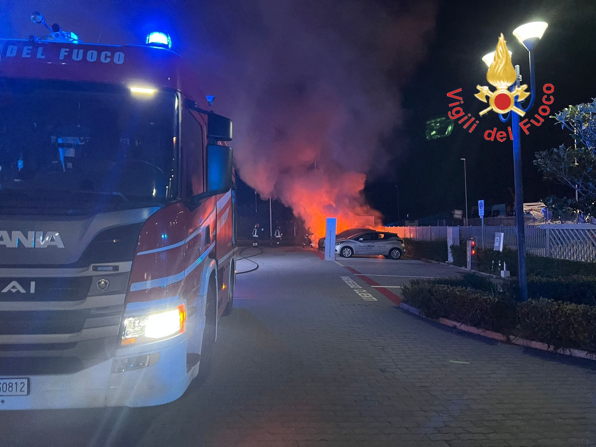 In fiamme auto in piazzale concessionaria a Germaneto