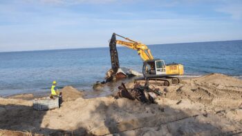 Badolato, ADM rimuove un peschereccio di oltre 20 metri dalla spiaggia