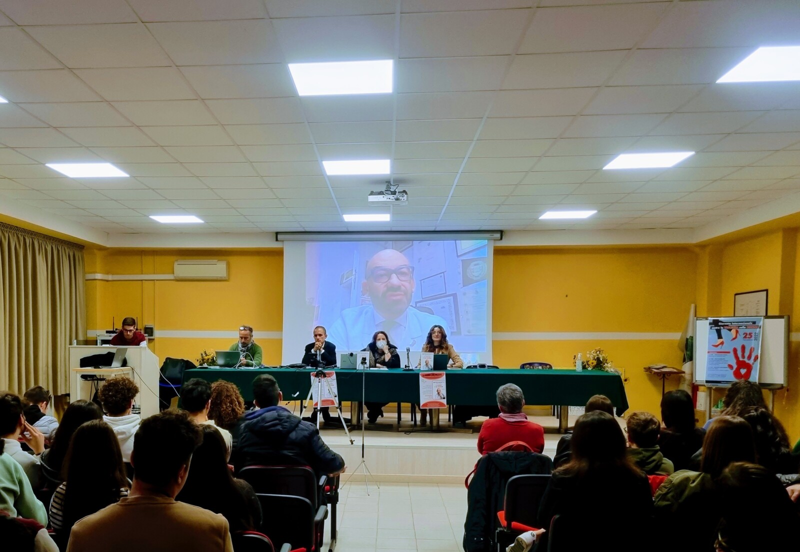 Lamezia, Matteo Bassetti in videocollegamento con gli studenti del “Rambaldi”: “Lotta ai batteri resistenti agli antibiotici si vince insieme”