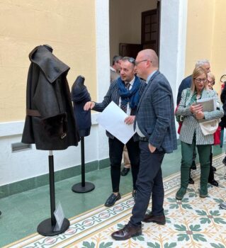 A Palazzo Alvaro una mostra di abiti ispirati a Gianni Versace: Reggio Calabria celebra l'arte immortale dell'illustre stilista