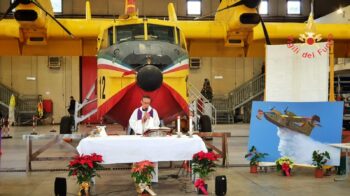 Lamezia, negli hangar della Flotta Canadair dei Vigili del Fuoco celebrata messa in suffragio equipaggio che ha perso la vita a Catania