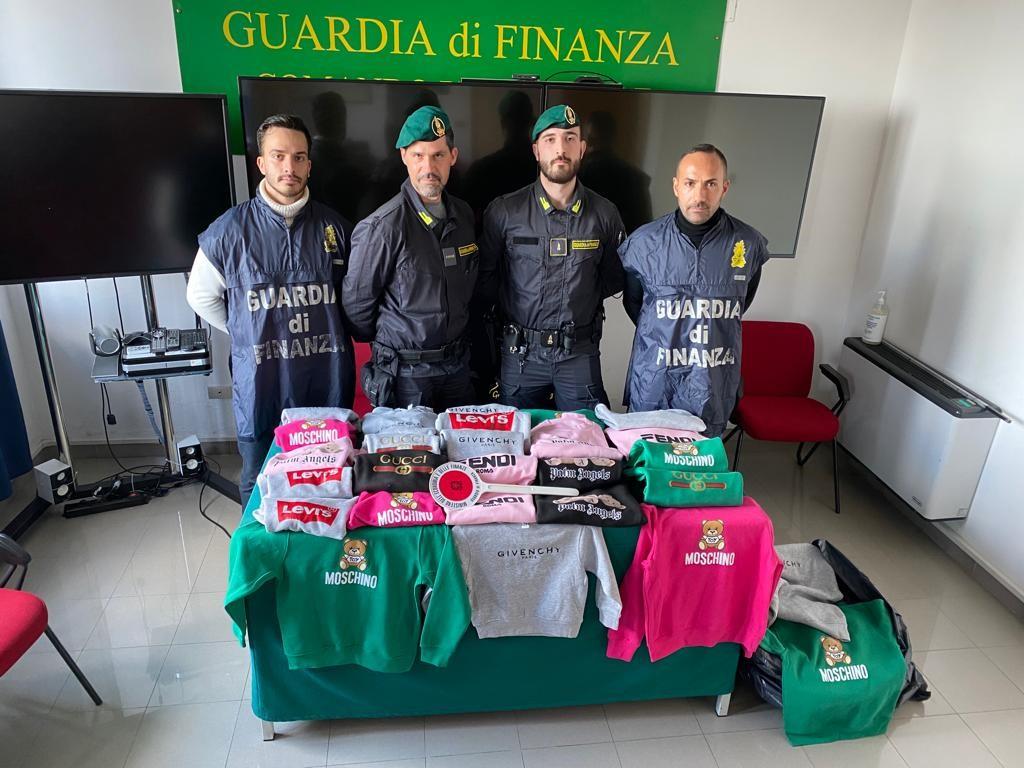 "Natale Sicuro", a Crotone Gdf sequestra 390mila addobbi natalizi non conformi, armi, merce contraffatta ed esegue controlli su giochi e scommesse