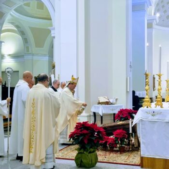 Messa della Notte di Natale, il vescovo Parisi: “Il vero Natale: scoprirci figli di Dio, amati dal Padre, veri fratelli tra di noi”