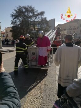 Catanzaro, omaggio floreale all’Immacolata