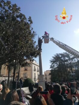 Catanzaro, omaggio floreale all’Immacolata