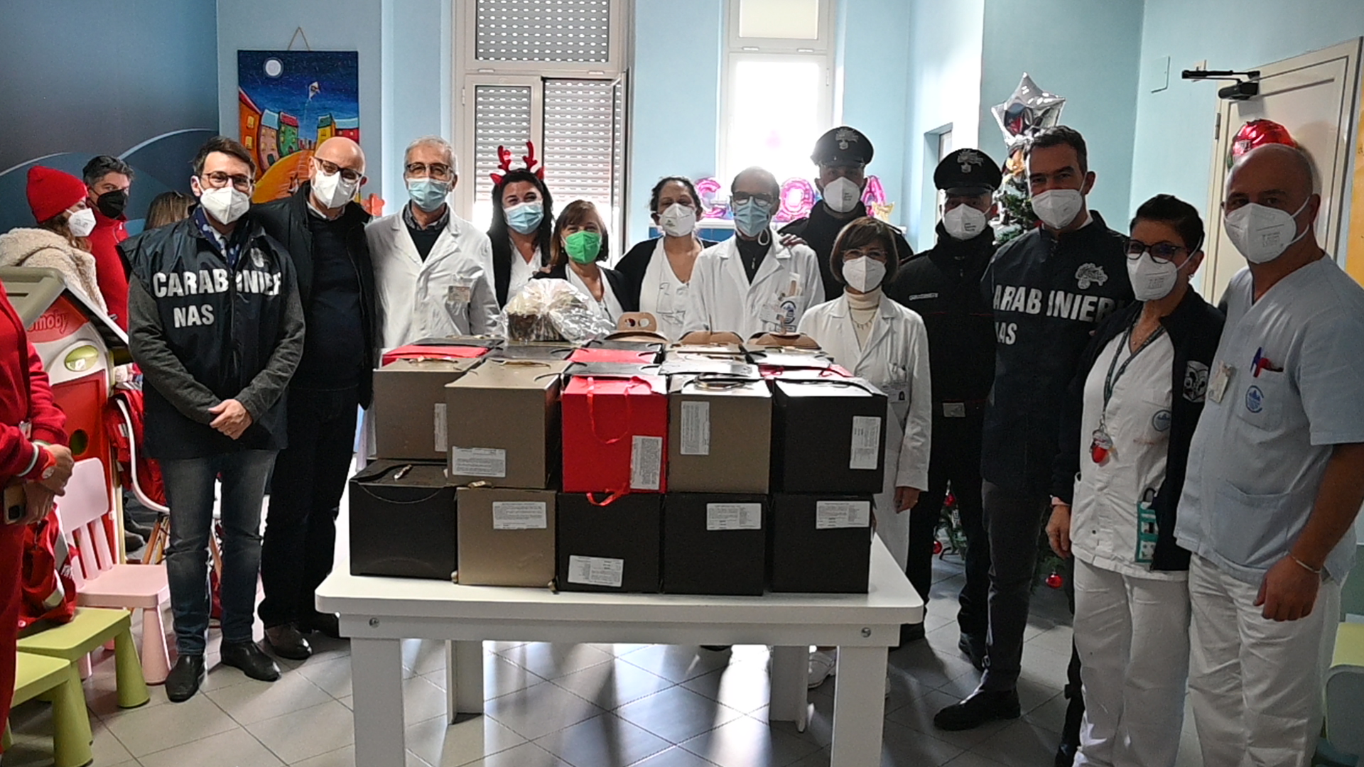 I Carabinieri donano i panettoni ai reparti pediatrici oncologici di Catanzaro