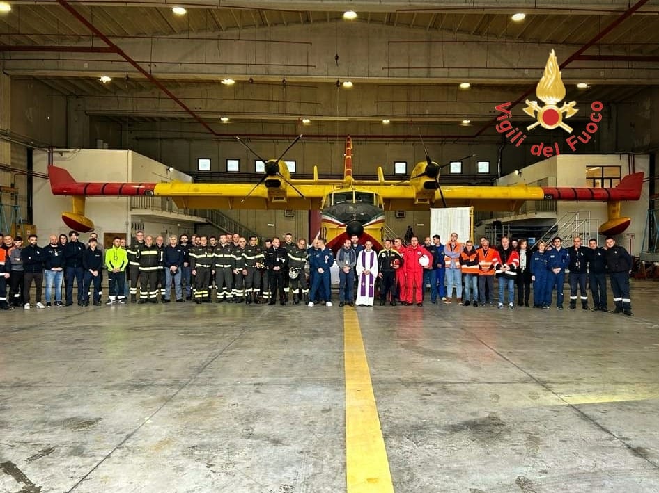 Lamezia, negli hangar della Flotta Canadair dei Vigili del Fuoco celebrata messa in suffragio equipaggio che ha perso la vita a Catania