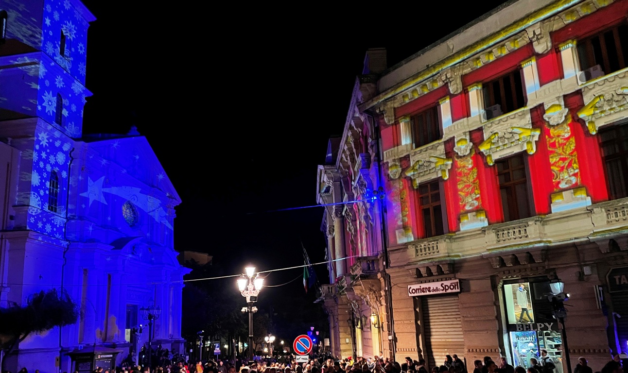 A Catanzaro si è acceso il Natale con la suggestiva illuminazione artistica ed il videomapping immersivo sui palazzi del centro storico