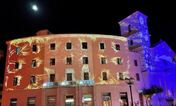 A Catanzaro si è acceso il Natale con la suggestiva illuminazione artistica ed il videomapping immersivo sui palazzi del centro storico