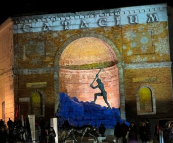 A Catanzaro si è acceso il Natale con la suggestiva illuminazione artistica ed il videomapping immersivo sui palazzi del centro storico