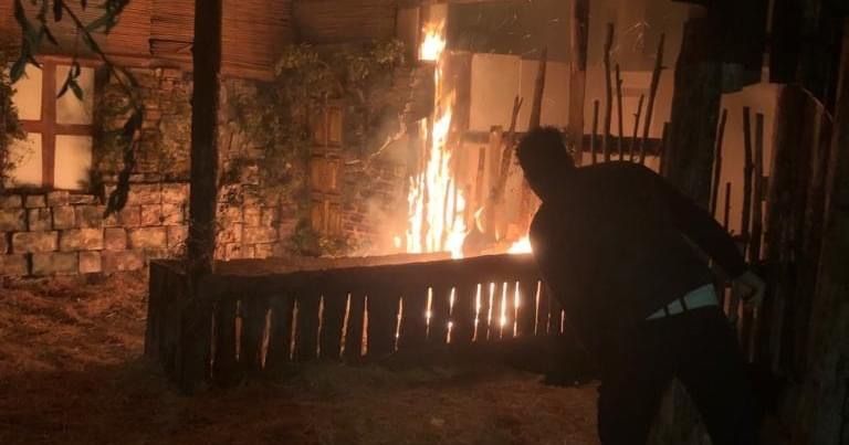 Vandali incendiano presepe vivente di Cassano allo Jonio tentando di distruggerlo, il sindaco: “Una vergogna”