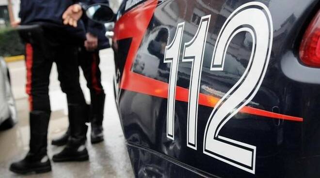 Minaccia con un bastone in acciaio la compagna incinta, arrestato uomo nel catanzarese