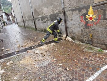 Maltempo, fulmine colpisce croce di una chiesa nel vibonese, caduta calcinacci