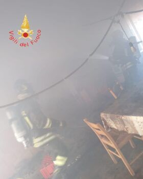 Lamezia, in fiamme cucina rustica in località Mitoio